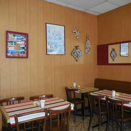 De L'avenue تارْب