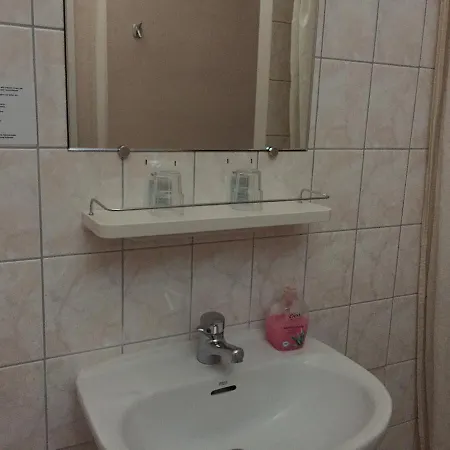 De L'avenue تارْب